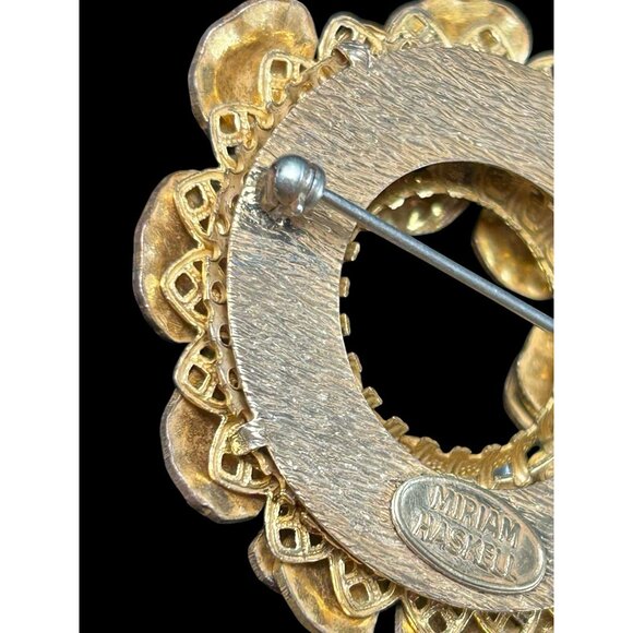 Miriam Haskell Gold tone Textured Clover Leaf Wreath Brooch Faux Glass Pearls - Picture 4 of 6